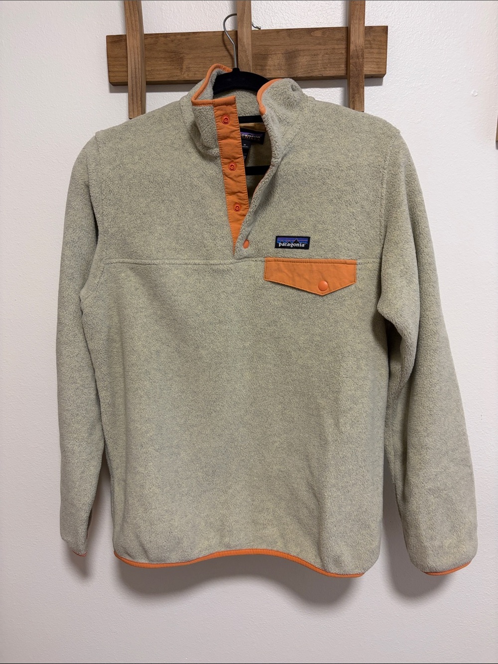 Patagonia synchilla Light grey Fleece Pullover with coral Accents